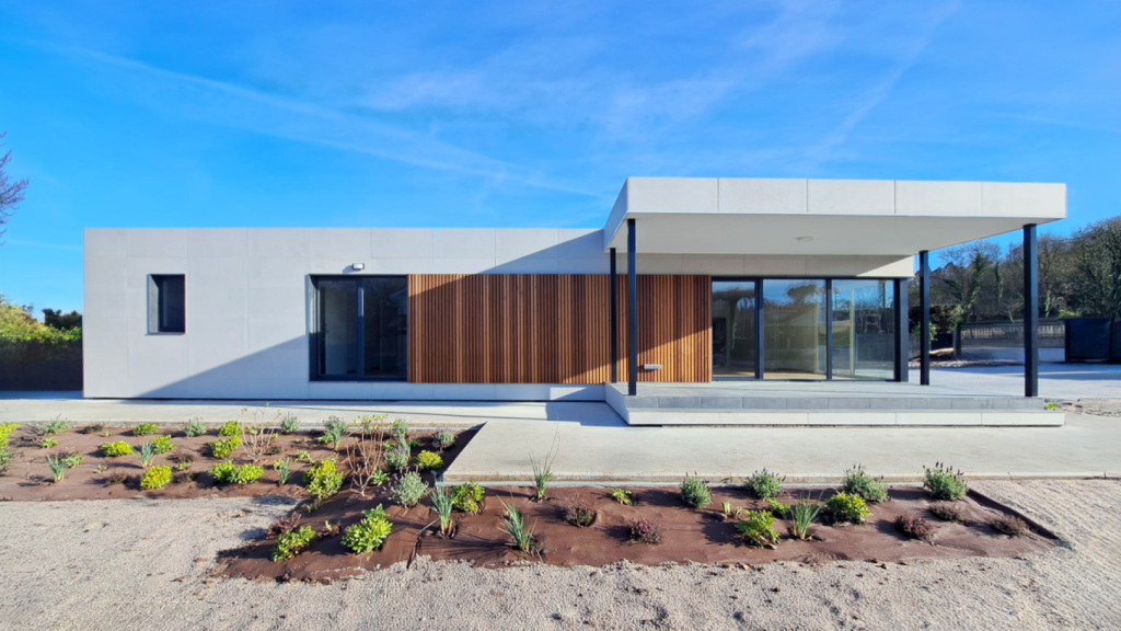 Un diseño de casa unifamiliar industrializada de Cube.