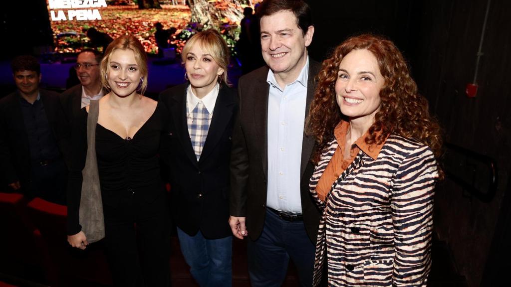 El presidente de la Junta, Alfonso Fernández Mañueco, preside el acto de promoción turística de Castilla Y León. En la imagen junto a las actrices , Ana Garcés, María Adanez y Silvia Marso.