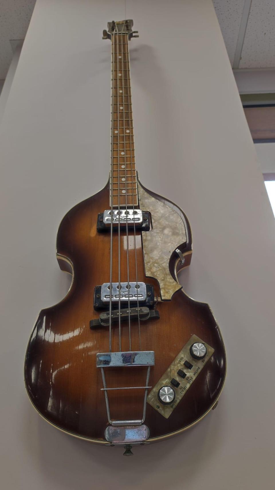 Un bajo de más de 50 años, que no está a la venta.