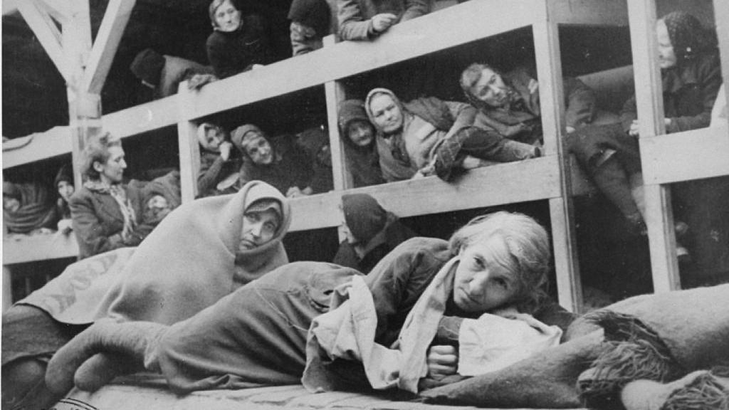 Las mujeres vivían hacinadas en camastros que compartían.