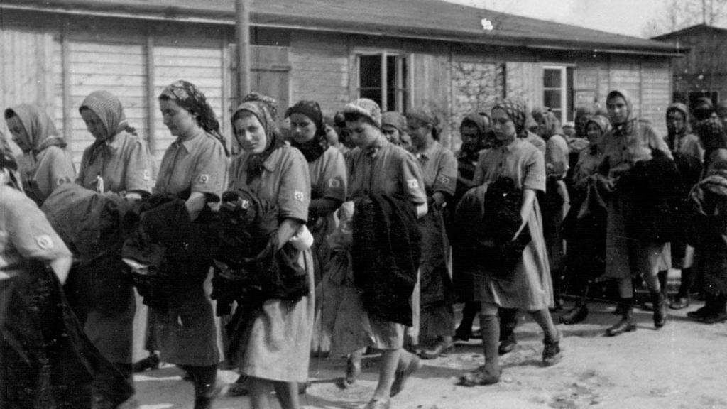 Un grupo de mujeres tras cruzar los portones de Auschwitz en 1945.