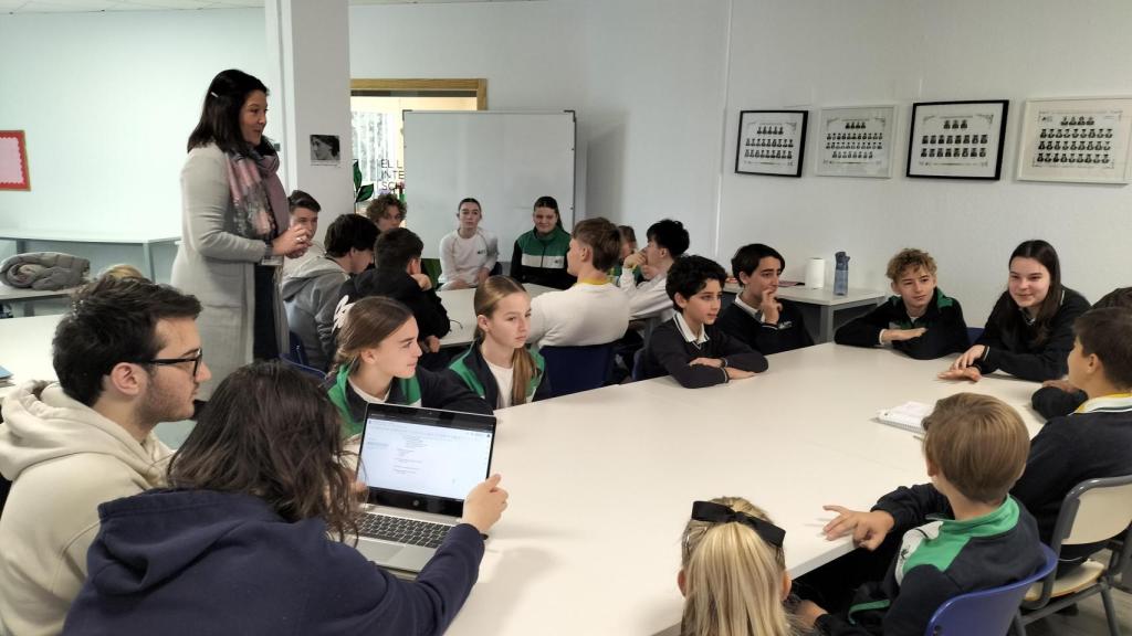 Los alumnos en uno de los Consejos de Estudiantes de ELIS.