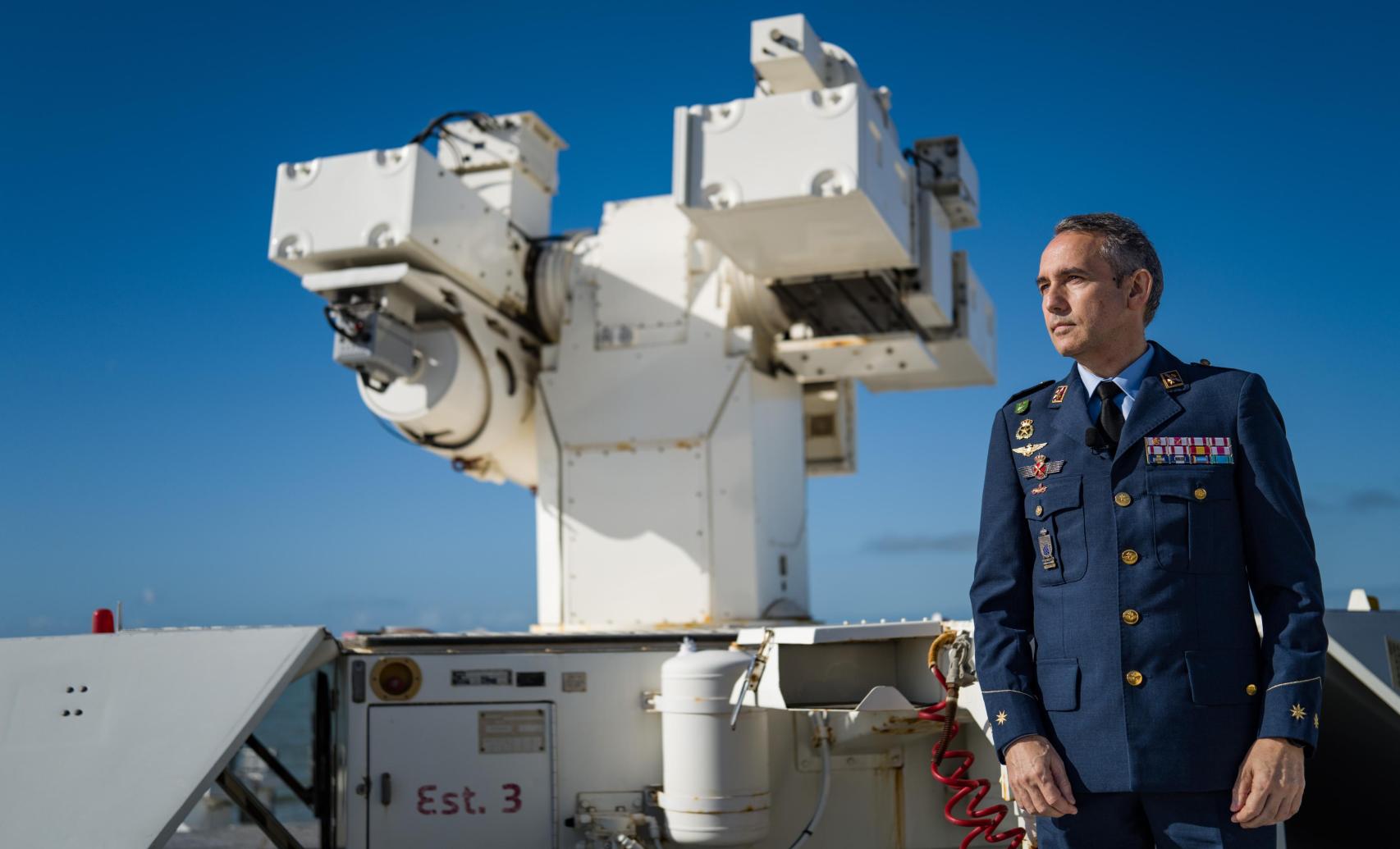 El coronel Quesada posa junto a uno de los aparatos que realizan el seguimiento de los drones una vez están en vuelo.