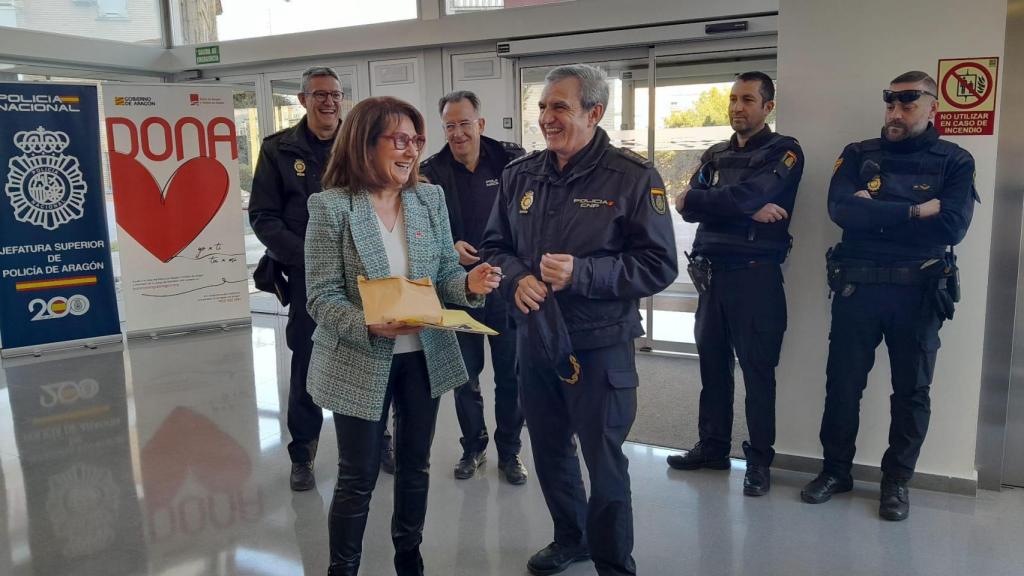 Rosa Plantagenet hace entrega del listado de los más de 200 donantes a Javier Abadía.