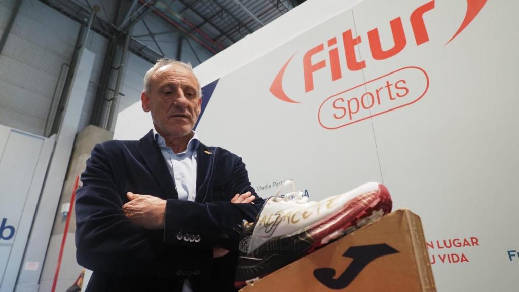 Entrega de las zapatillas. Foto: Diputación de Albacete.