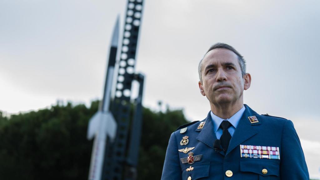 El coronel Quesada frente a un antiguo cohete.