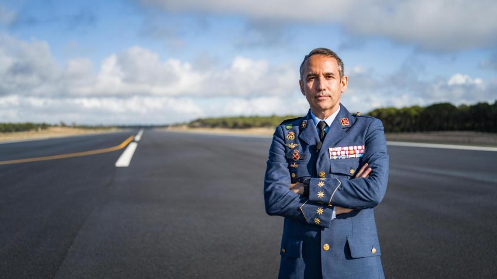 El coronel Quesada posa de brazos cruzados en la novedosa pista de despegue de 2 kilómetros del Centro Europeo de Unmanned Systems (CEUS).