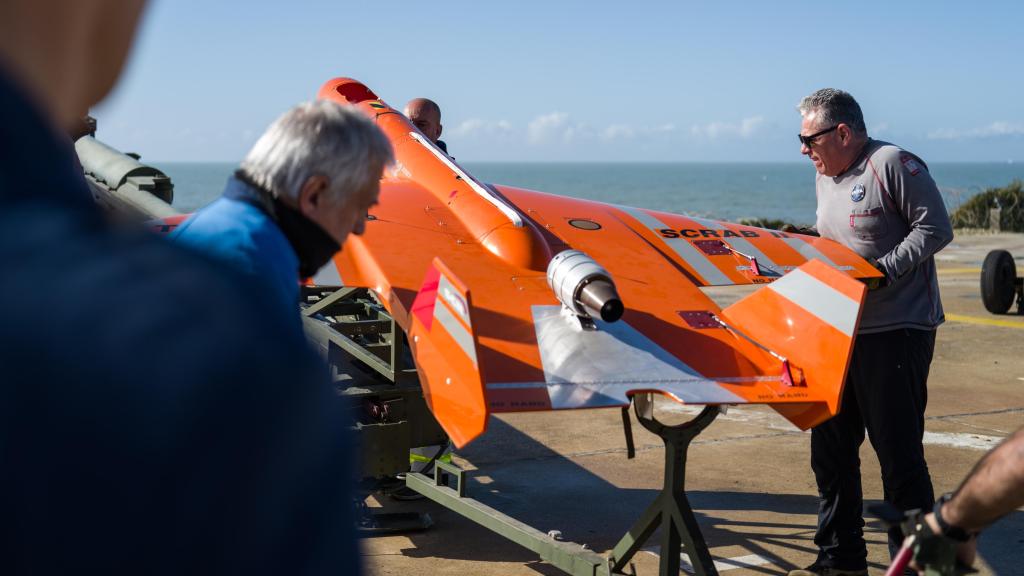 Varios operarios del CEDEA montan un SCRAB II, un sistema aéreo no tripulado pilotado de forma remota, sobre una plataforma de lanzamiento neumática.