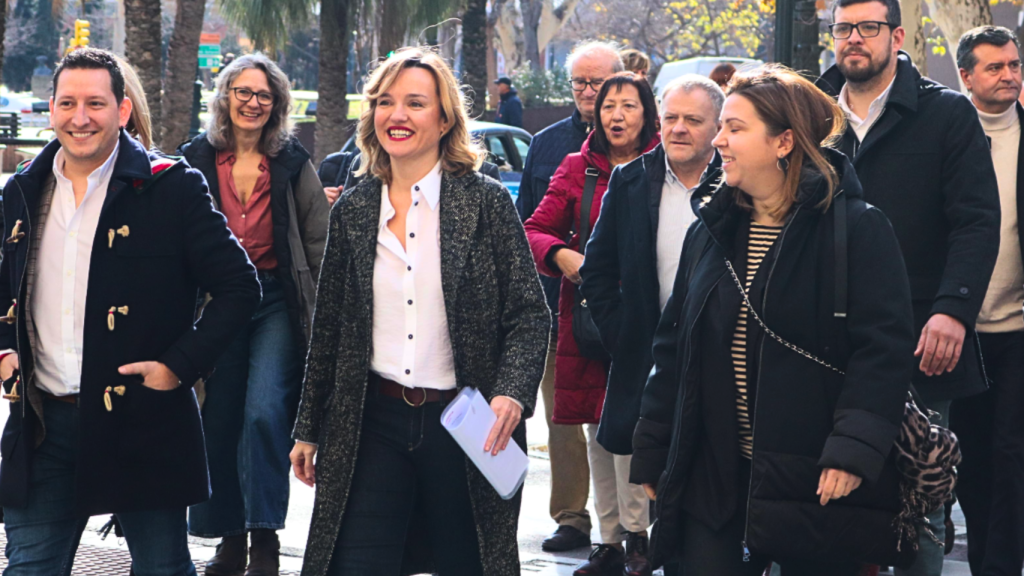 Alegría ha acudido alrededor de las 12.30 a la sede del PSOE en Zaragoza a registrar su candidatura