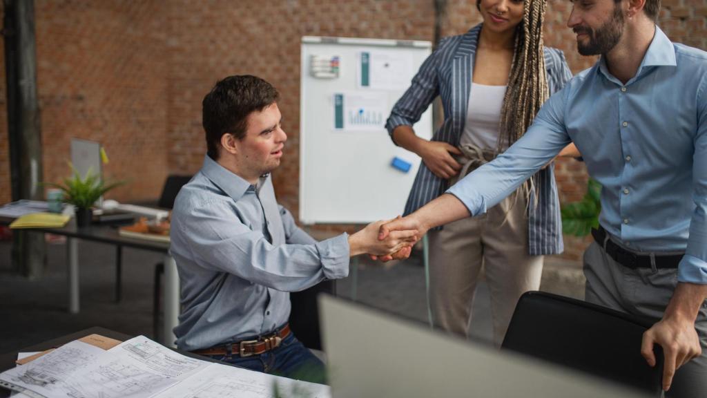 Una persona con síndrome de Down en su puesto de trabajo.