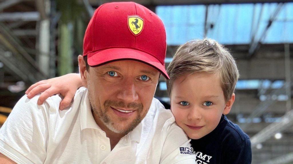 Vladimir Petrov junto a su hijo.