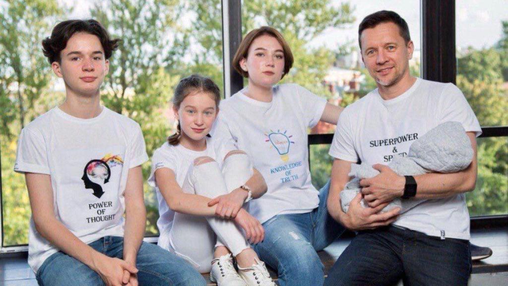 Petrov con su familia al completo.