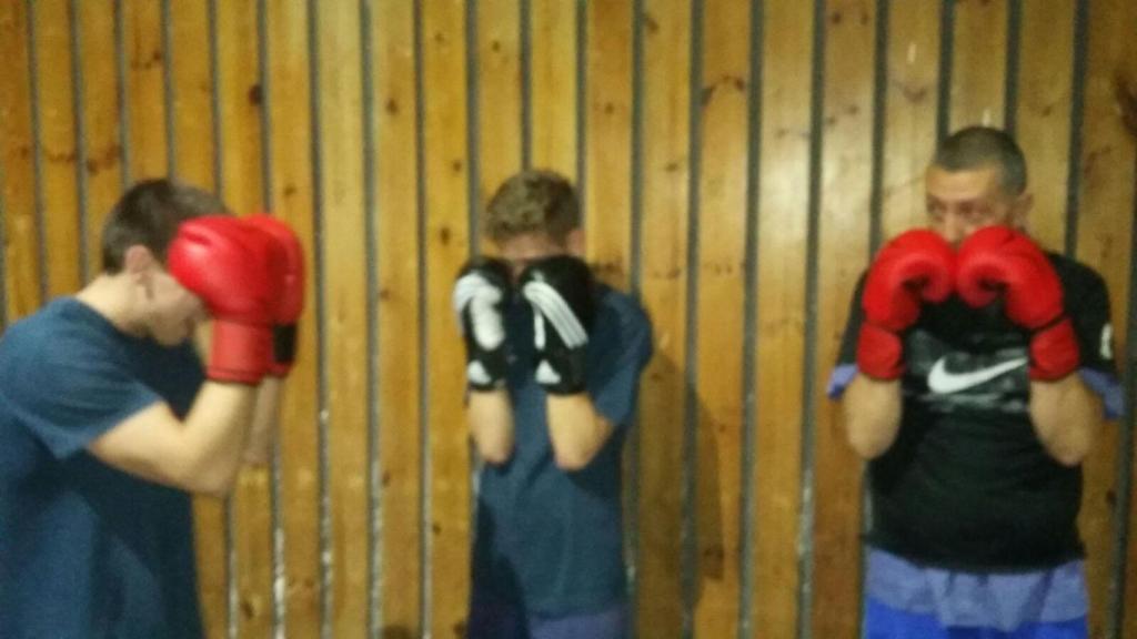 Xaxi Martínez y sus compañeros de terapia boxeando para  recuperar su heterosexualidad.