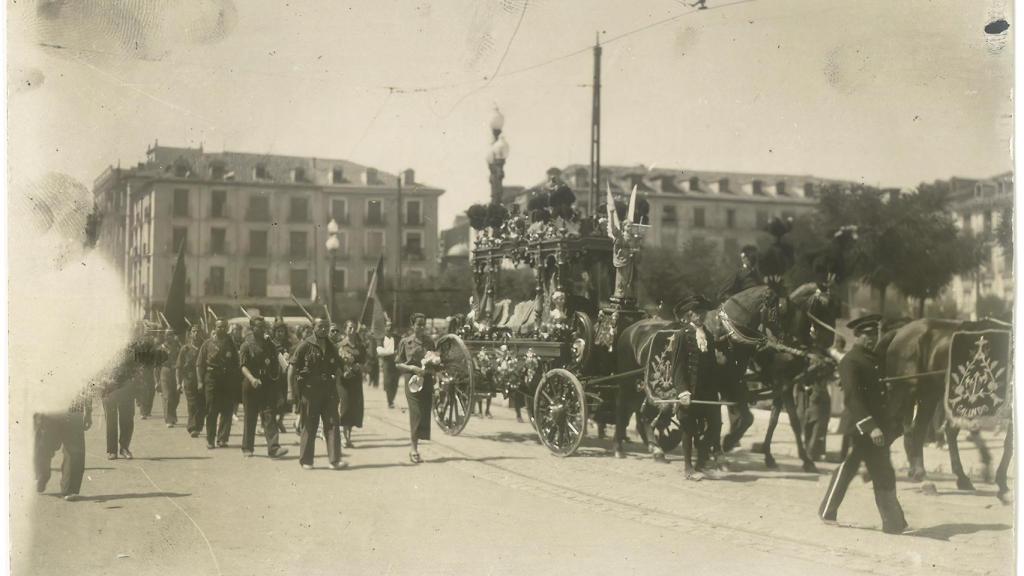 Cortejo fúnebre en el entierro de Onésimo Redondo