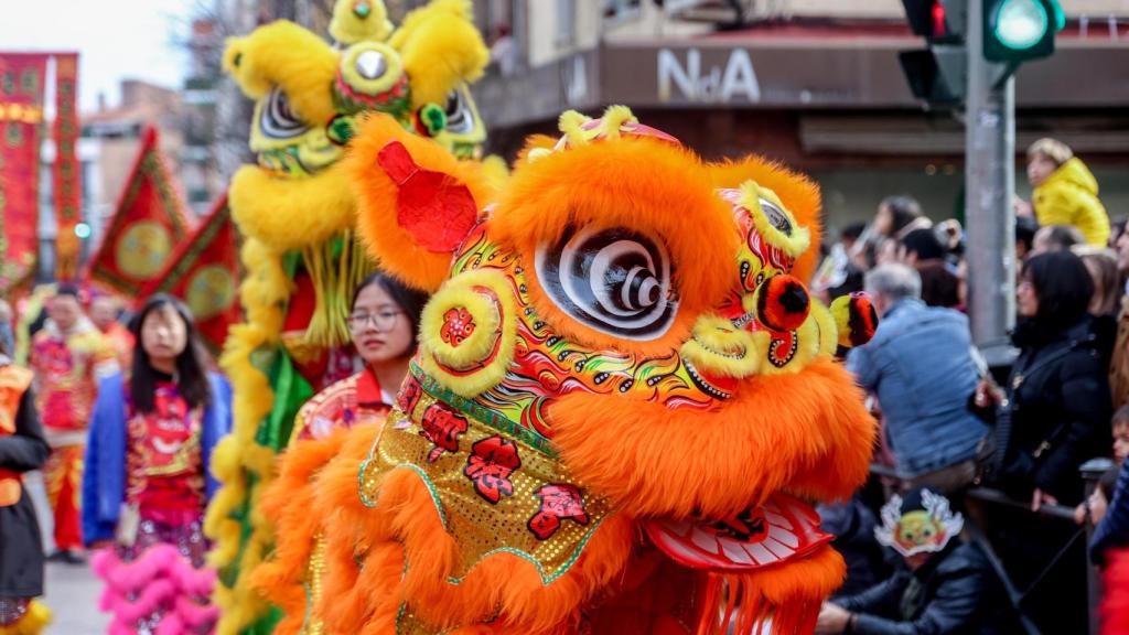 Una mujer lleva un dragón durante el desfile de Año Nuevo Chino en el distrito de Usera, a 11 de febrero de 2024, en Madrid.