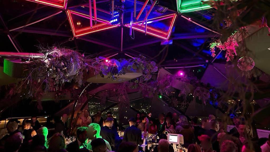 Vista general del interior del club liberal.