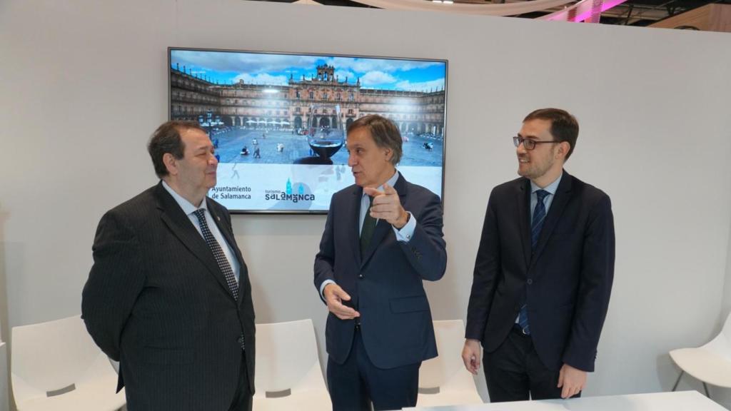 El alcalde de Salamanca, Carlos García Carbayo, y el presidente de la Cámara de Comercio de Salamanca, Benjamín Crespo, y el concejal de Turismo, Ángel Fernández