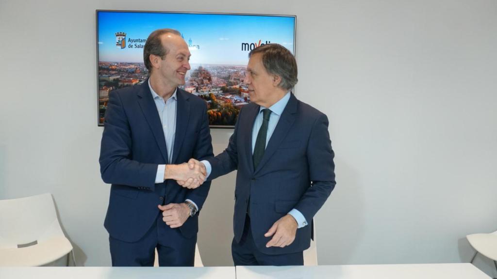 El alcalde de Salamanca, Carlos García Carbayo, y el director general de Movelia Tecnologías, Christian Pauwels