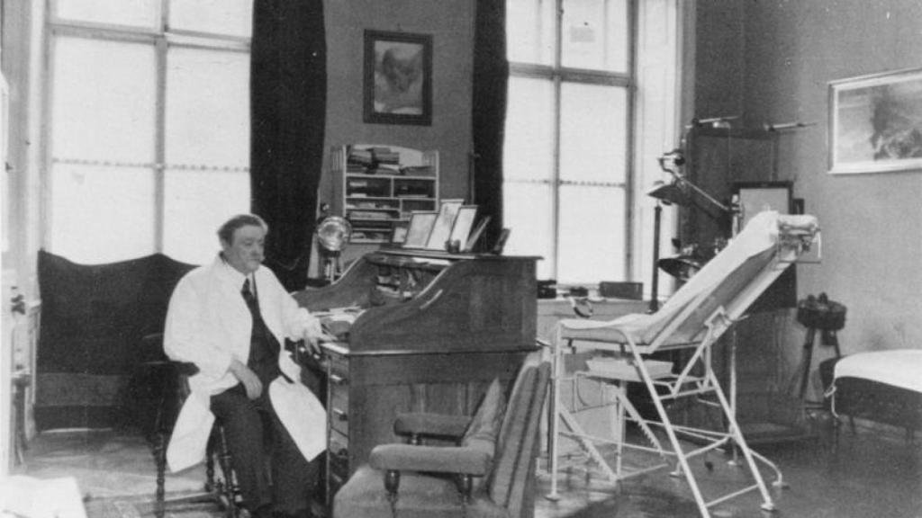 Eduard Bloch en su consulta.