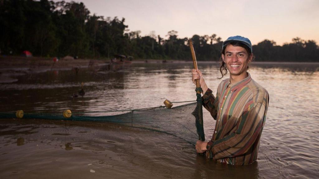 El biólogo Sebastian Heilpern metido en un río.