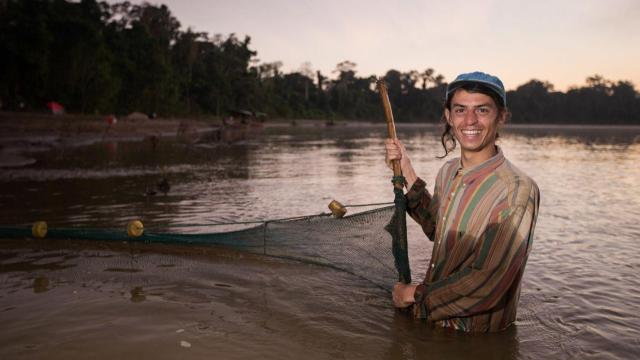 El biólogo Sebastian Heilpern metido en un río.