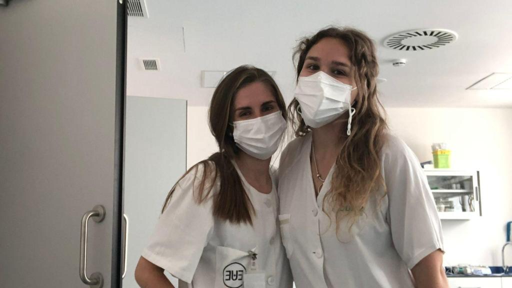 Lucía con una compañera del hospital donde trabaja, en Huesca.