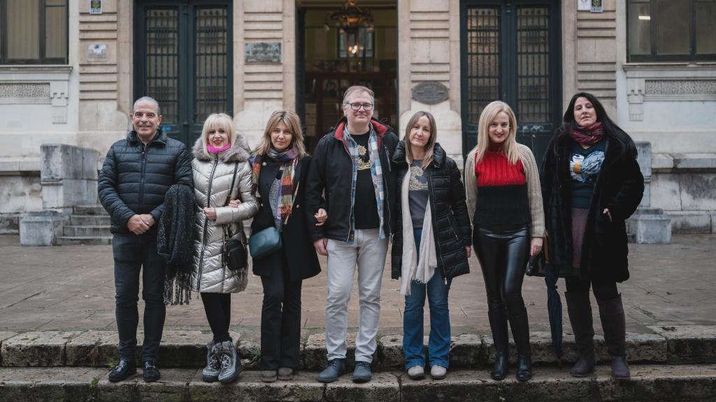 De izquierda a derecha, Guillermo Granja, Marta Isabel Merino, Noemí Pardiñas, Miguel Adán, Raquel de la Pisa, Begoña Lerones y Asunción Adán, miembros de la cuarta generación de la familia de profesores.