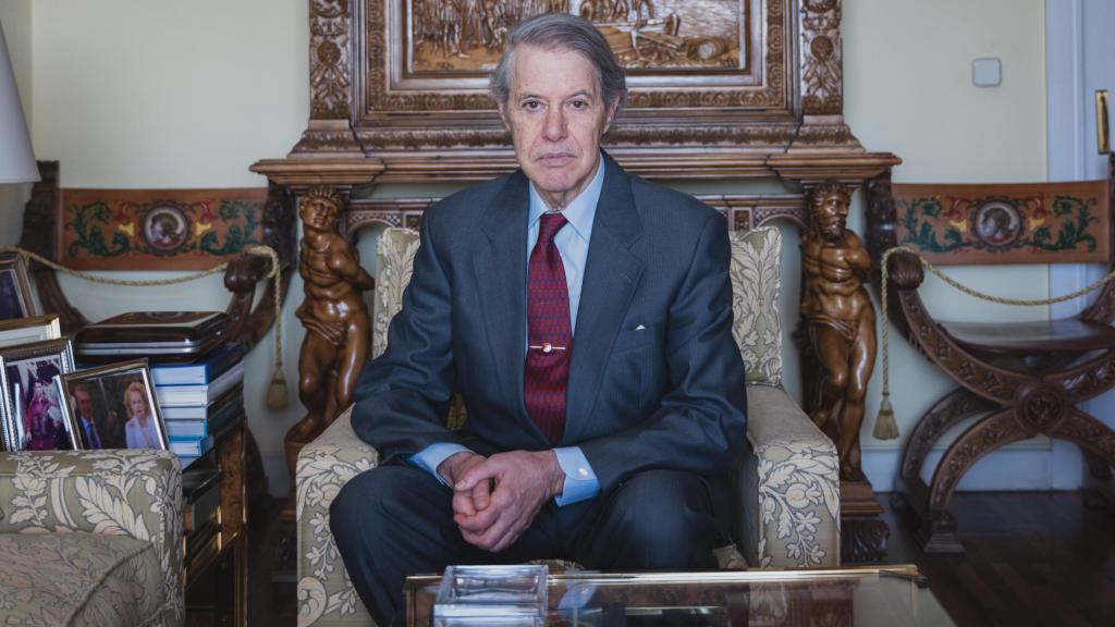 Cristóbal Colón de Carvajal y Gorosábel es capitán de fragata en estado de reserva; además, ostenta los títulos de duque de Veragua, marqués de Jamaica y Almirante de las Indias. Es el vigésimo descendiente del descubridor de América.