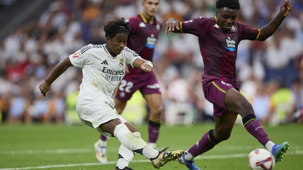 Endrick remata a puerta durante el partido ante el Real Valladolid en el Santiago Bernabéu.
