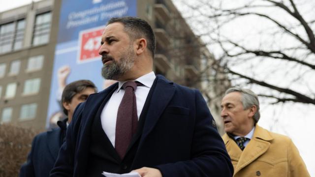 Abascal, con Hermann Tertsch y Jorge Martín Frías de fondo.