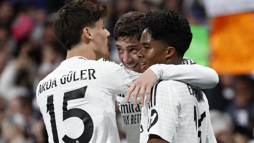 Arda Güler, Valverde y Endrick celebran un gol ante el Celta de Vigo.