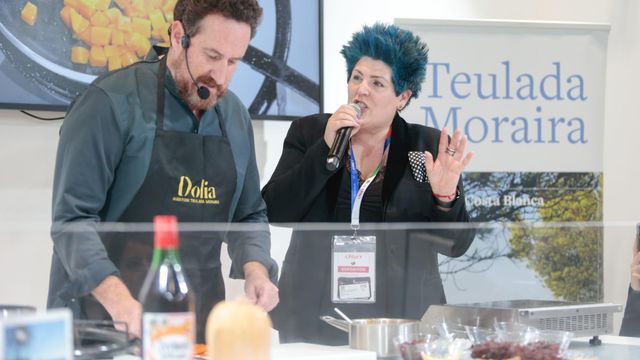 Arturo Salvetti y Maite Serrat durante el showcooking del Auditori Teulada Moraira.