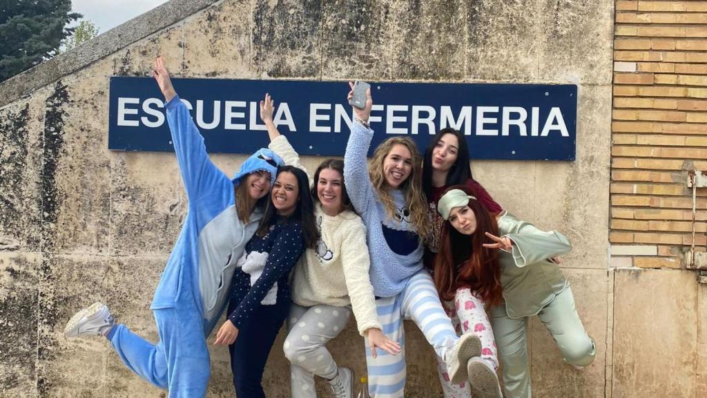 Lucía junto a sus compañeras y amigas de la universidad, en la escuela de enfermería de Huesca.