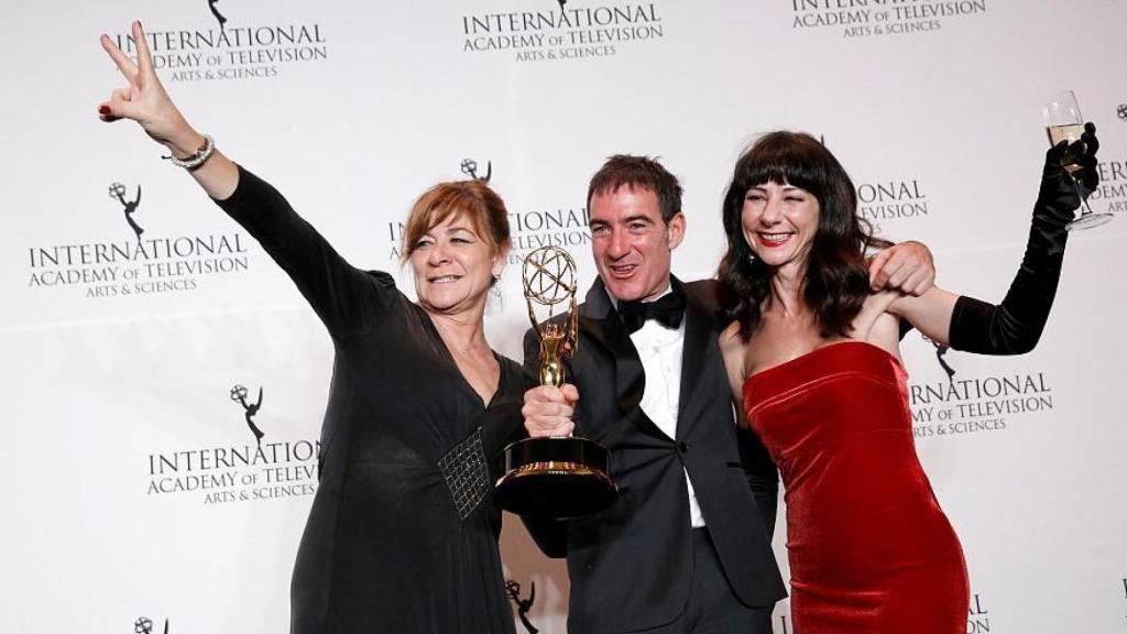 Sonia Martínez, Álex Pina y Esther Martínez Lobato, con el Emmy Internacional que ganó 'La casa de papel'.