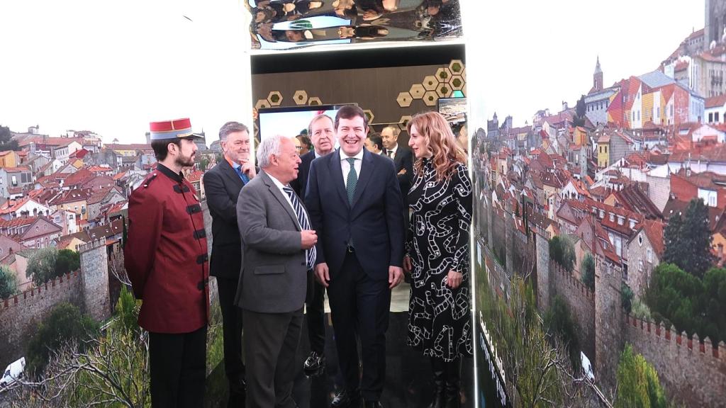 El presidente de la Junta, Alfonso Fernández Mañueco, junto con el consejero de Cultura, Gonzalo Santonja, visitando la 45 edición de Fitur.
