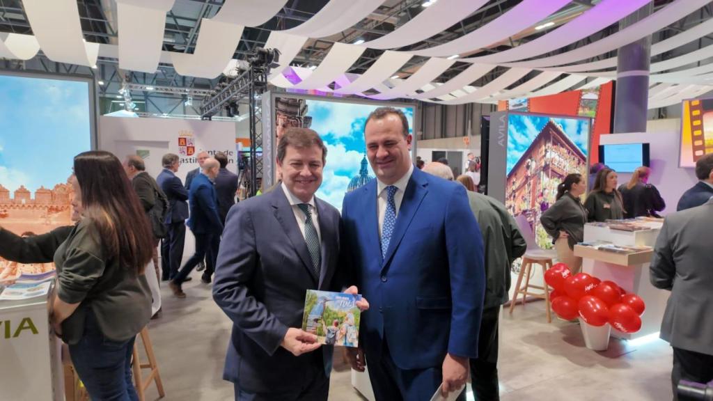 El presidente de la Junta, Alfonso Fernández Mañueco, junto al alcalde de Santa Marta, David Mingo, en FITUR