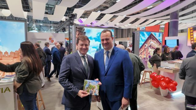 El presidente de la Junta, Alfonso Fernández Mañueco, junto al alcalde de Santa Marta, David Mingo, en FITUR