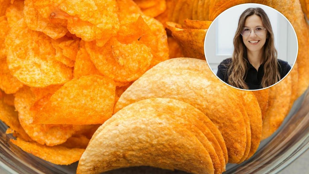 Unas patatas fritas de bolsa y la nutricionista Elena Rengel