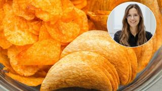 Unas patatas fritas de bolsa y la nutricionista Elena Rengel
