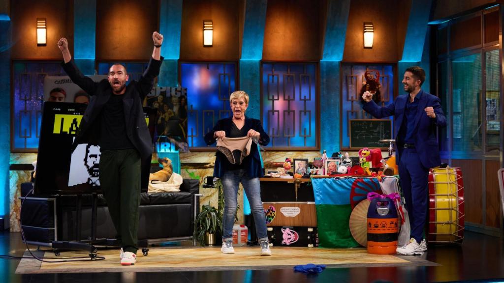 Chelo García Cortés muestra las bragas que le regaló Jorge Ponce en 'La Revuelta' de Broncano.