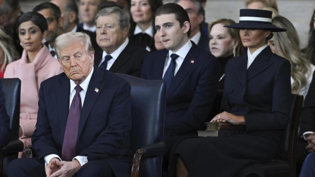 En la investidura, Barron se sentó detrás de su padre y a la derecha de su madre.