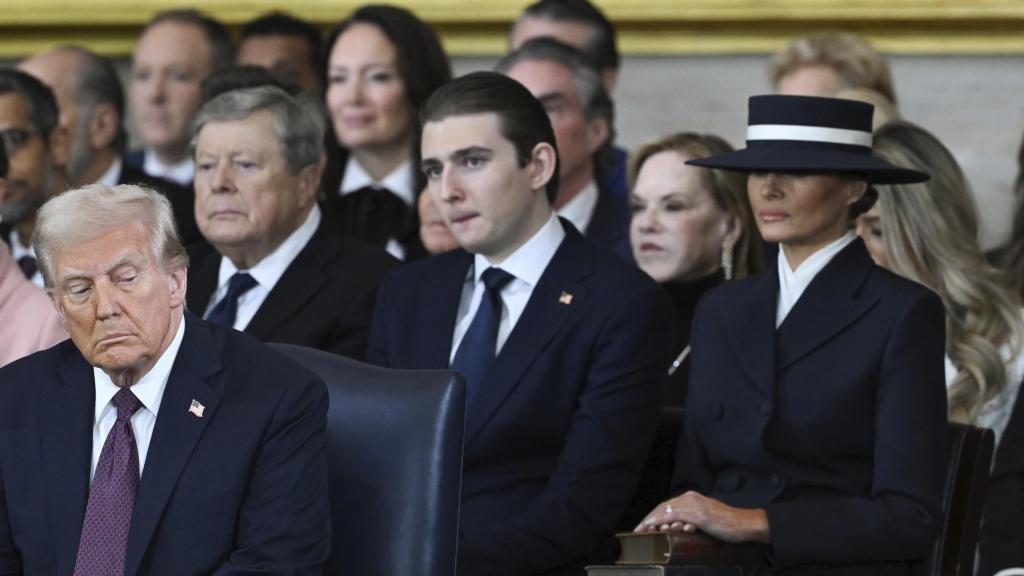 Barron junto a su madre el día de la investidura de su padre, Donald.
