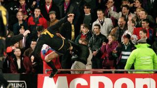 Éric Cantona, golpea a Matthew Simmons, un aficionado del Crystal Palace en Selhurst Park