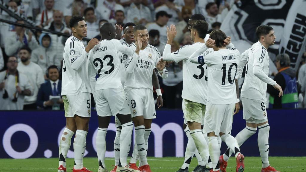 Los jugadores del Real Madrid celebran el gol de Mbappé ante el Salzburgo.