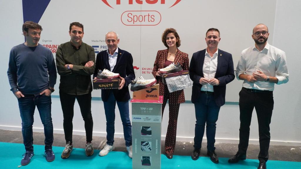 Entrega de las zapatillas. Foto: Diputación de Albacete.