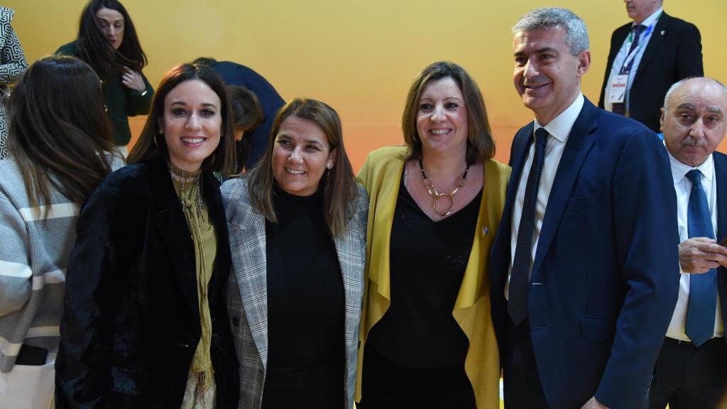 Ana Isabel Fernández, Tita García, Patricia Franco y Álvaro Gutiérrez, este viernes en la Feria Internacional de Turismo Fitur 2025.