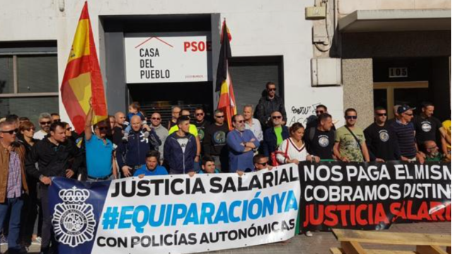 Una protesta de sindicatos policiales, celebrada en Burgos en 2018, reclamando la equiparación salarial con las policías autonómicas.