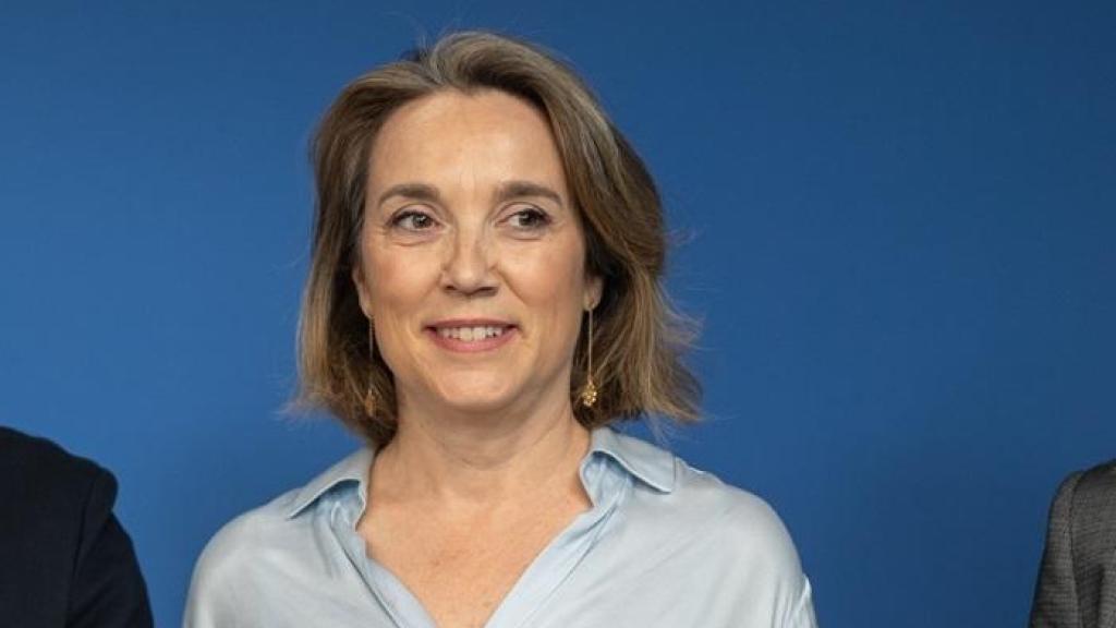 La secretaria general del PP, Cuca Gamarra, este viernes en la sede de la calle Génova, junto a los portavoces parlamentarios en el Congreso y en el Senado, Miguel Tellado y Alicia García.