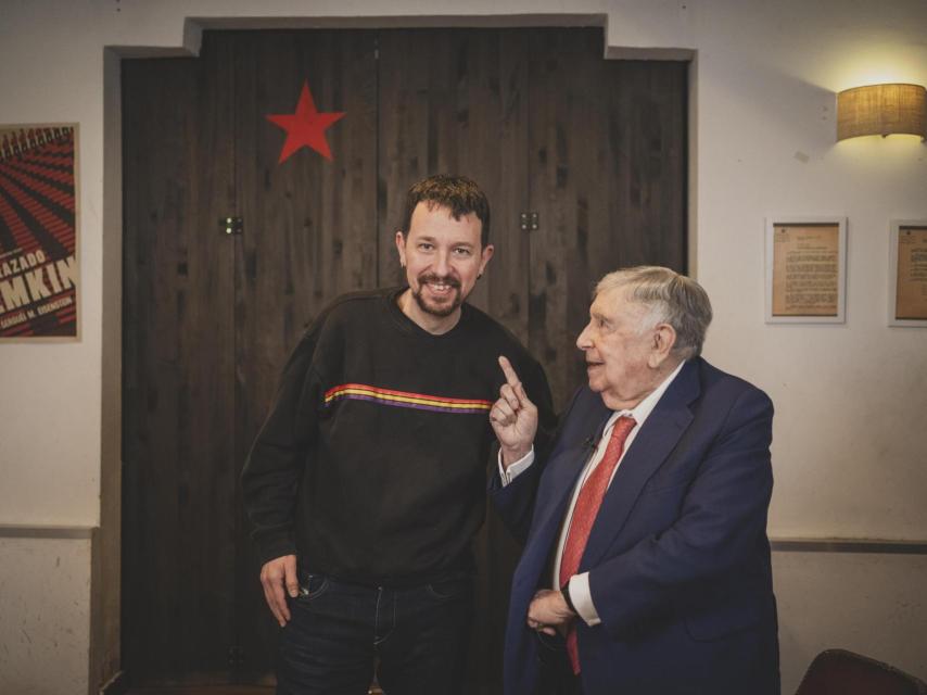 Luis María Anson y Pablo Iglesias posan antes de su debate, organizado por este diario en la Taberna Garibaldi, propiedad del exlíder de Podemos, situada en Lavapiés.