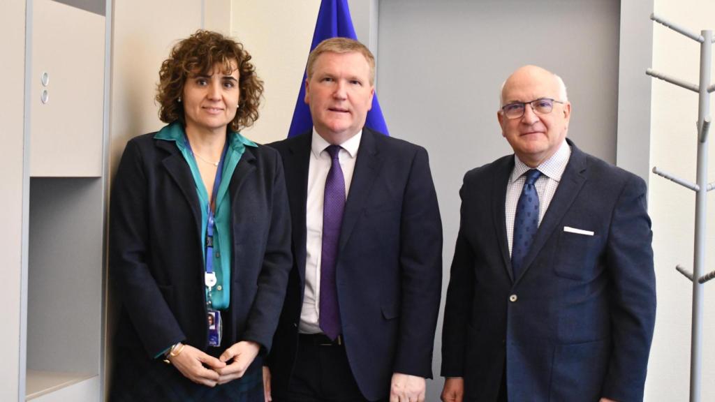 El comisario de Justicia, Michael McGrath, entre Dolors Montserrat y Javier Zarzalejos, en Estrasburgo.